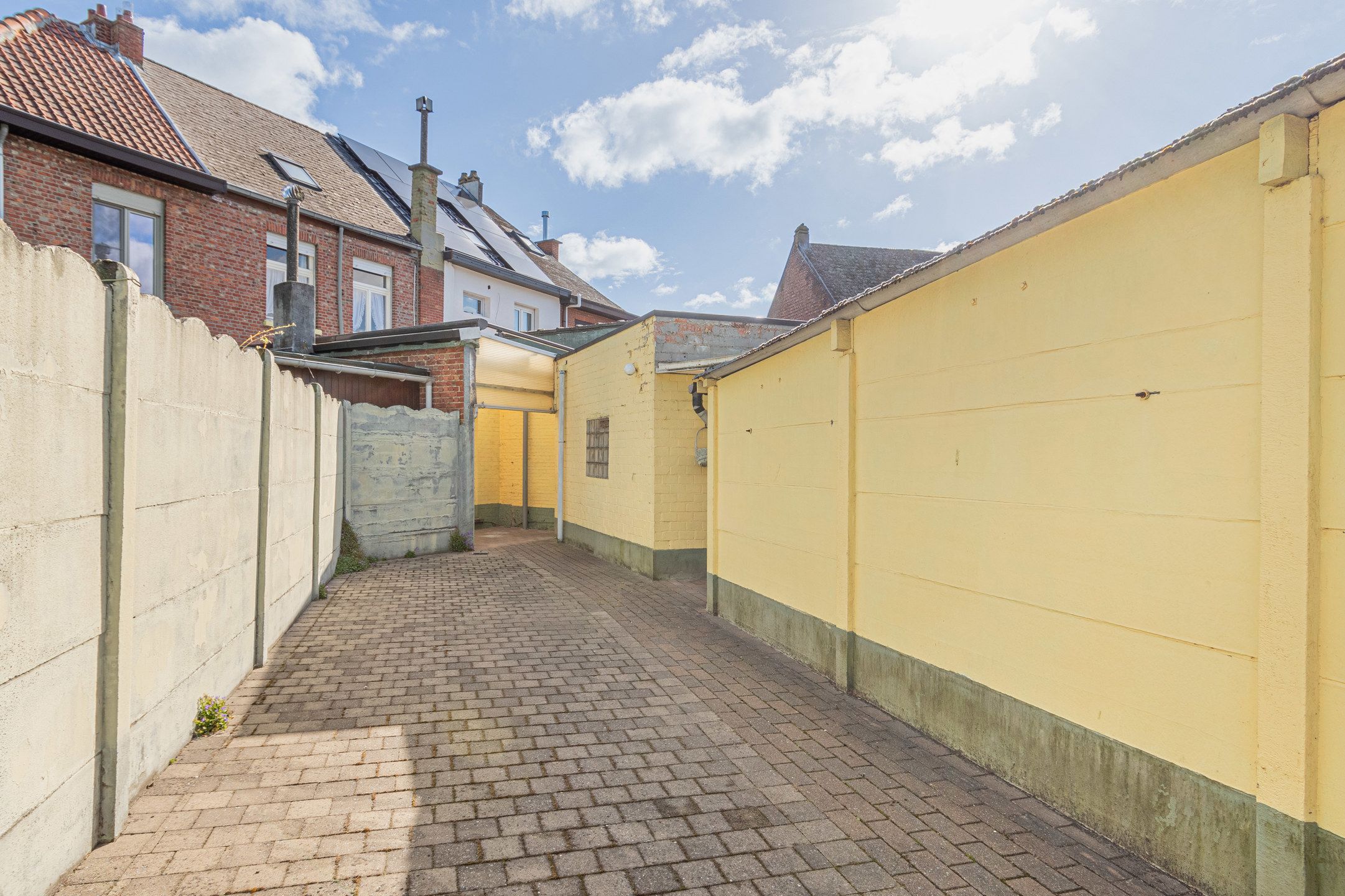 Knusse te renoveren woning met garage foto 19