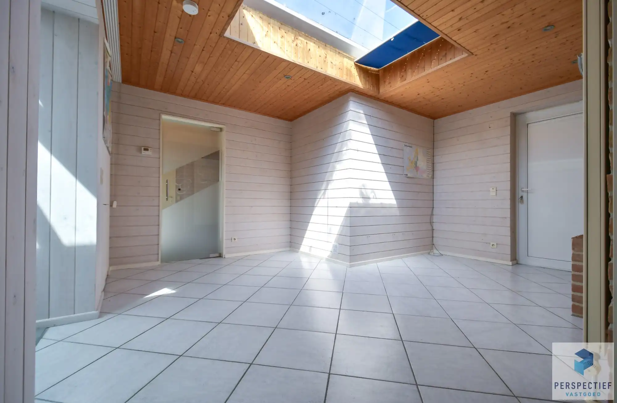 Unieke villa met dubbele garage en opslagplaats/ loods in rustige omgeving foto 13