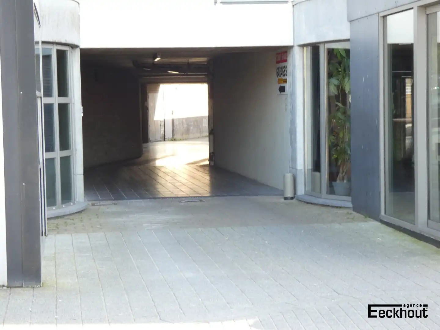 Garagebox met automatische poort dicht bij strand en duinen foto 3