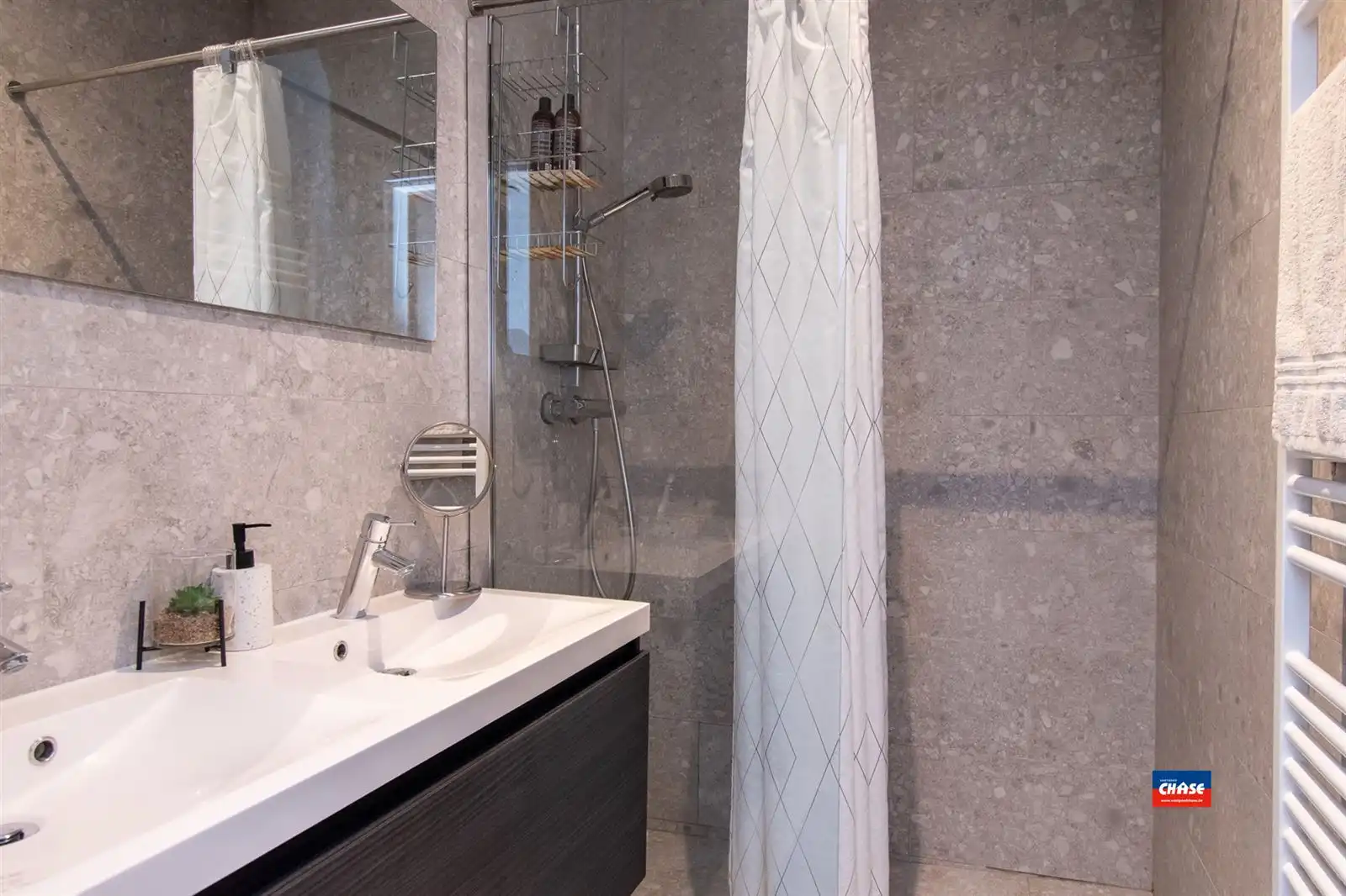 Gelijkvloersappartement met twee slaapkamers en tuin foto 11