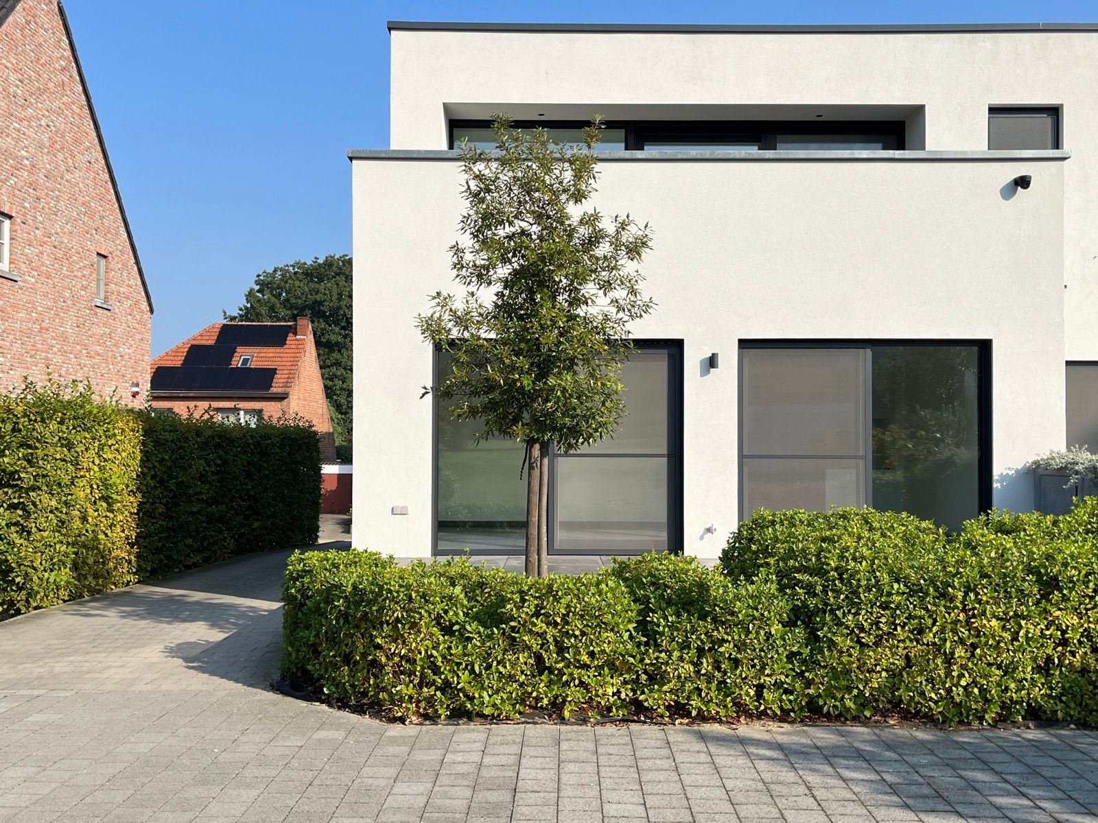 Modern kantoorgebouw met magazijn en parking foto {{pictureIndex}}