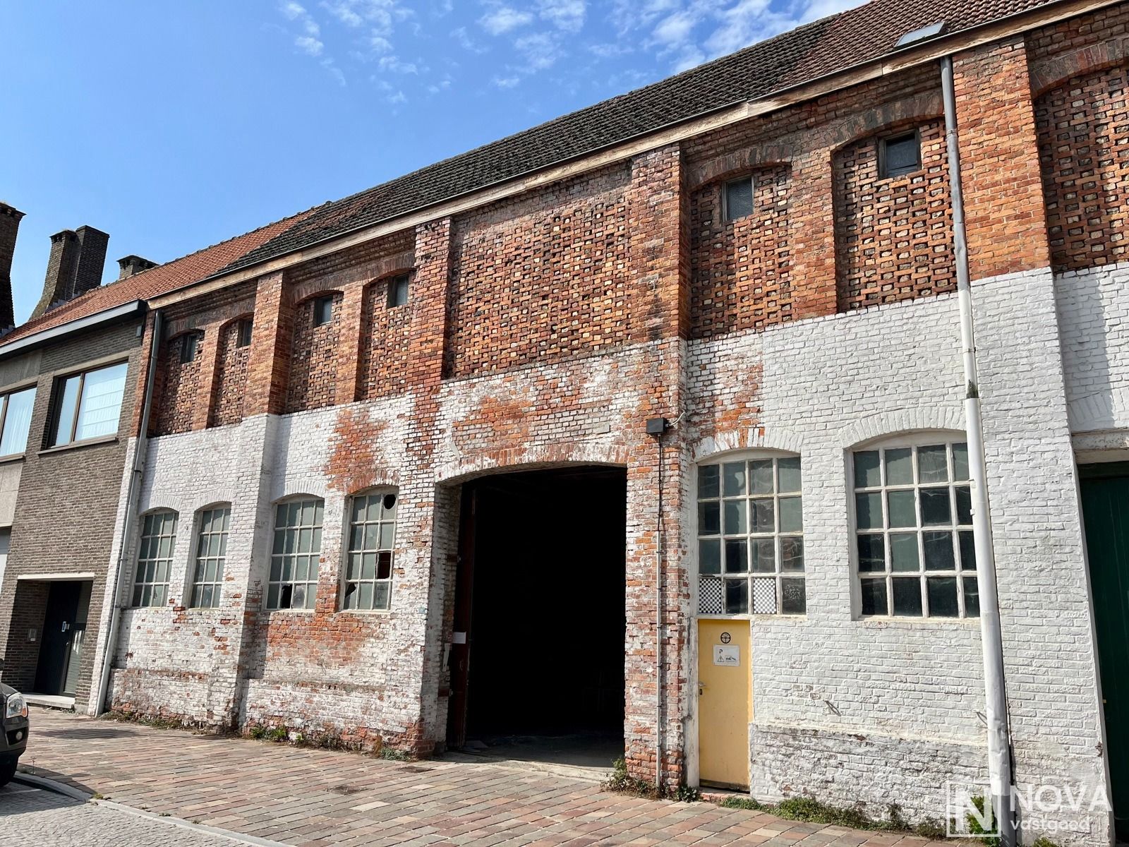 Unieke herenwoning met aanpalende loodsen foto 3