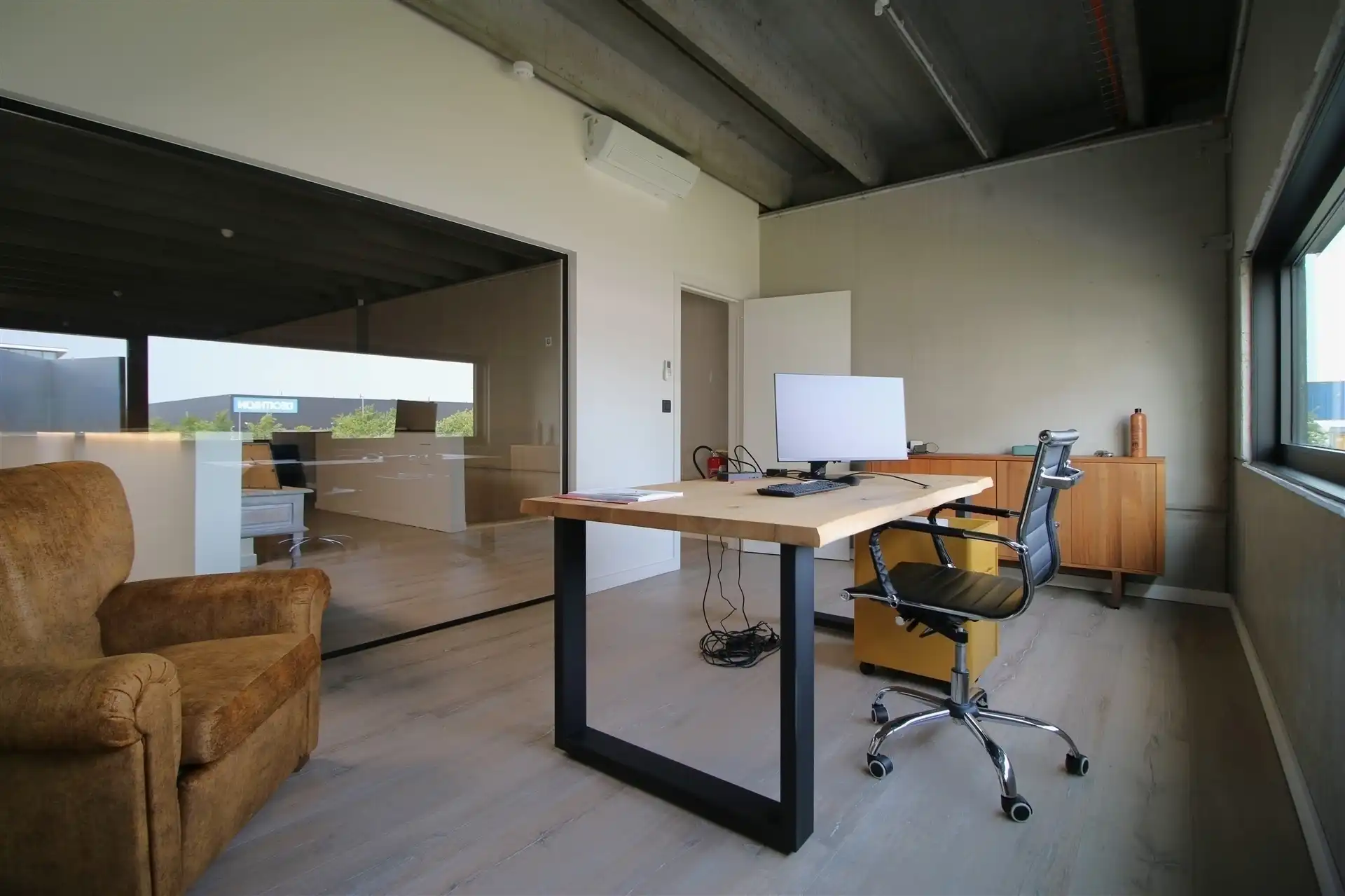 Ingerichte KMO-unit met burelen en magazijnen foto 24