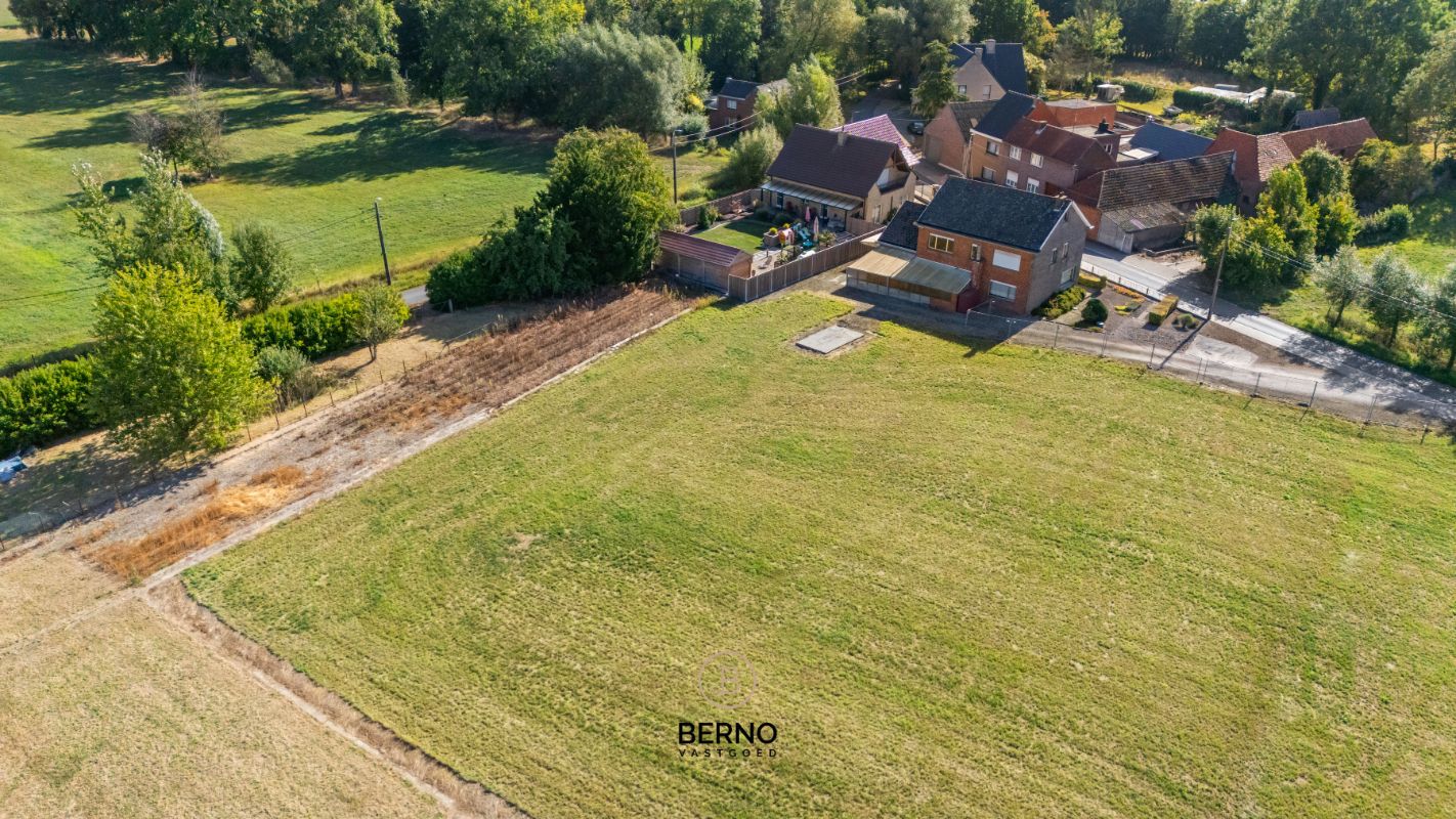 Ruime gezinswoning met garage en uitgestrekte tuin. foto 20