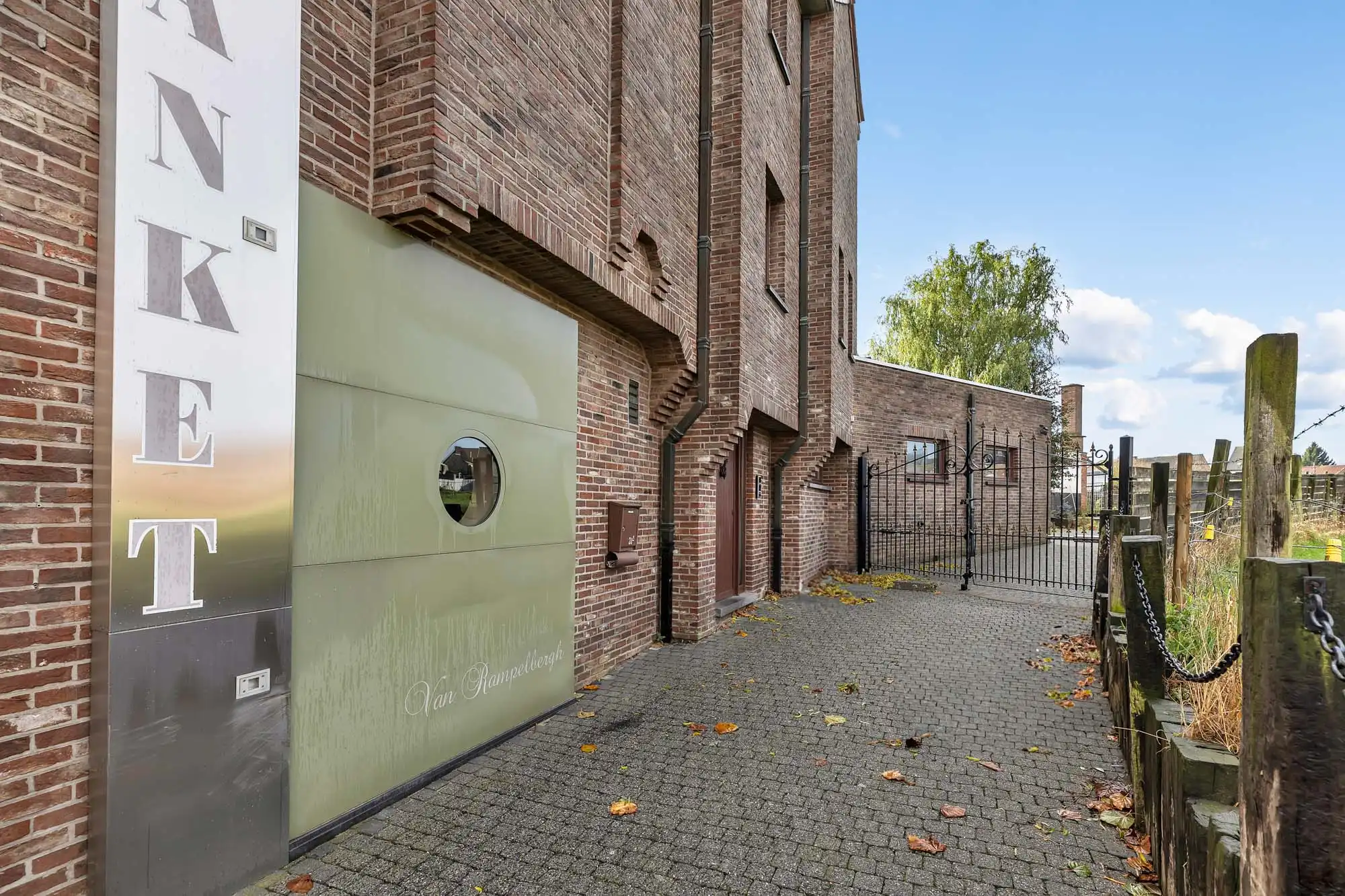 Handelswoning met ruime garage foto 26