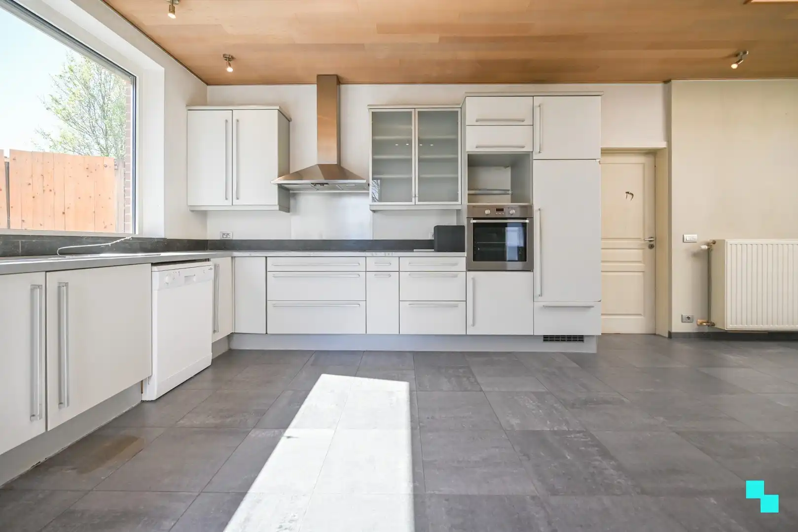 Riante halfopen woning met garage foto 11