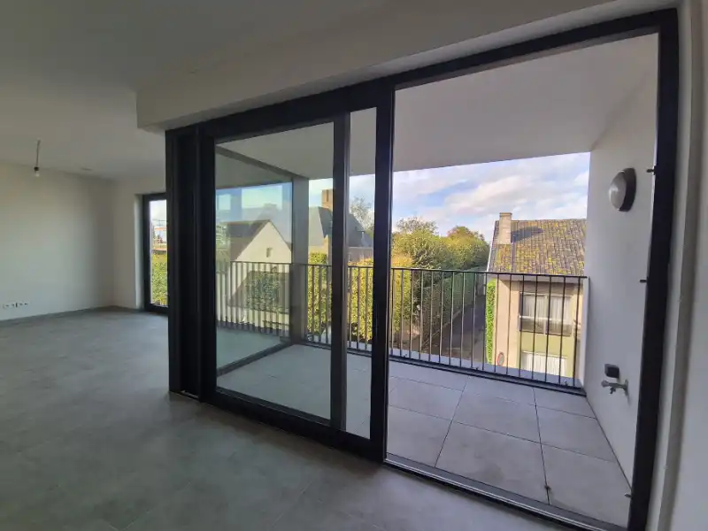 KORTEMARK. Ontdek de laatste appartementen van MILA en NORA. Dit tweeslaapkamerappartement biedt 103 m2, volwaardige ruimtes en zitterras. Profiteer van de 6% btw onder voorwaarden. foto 12