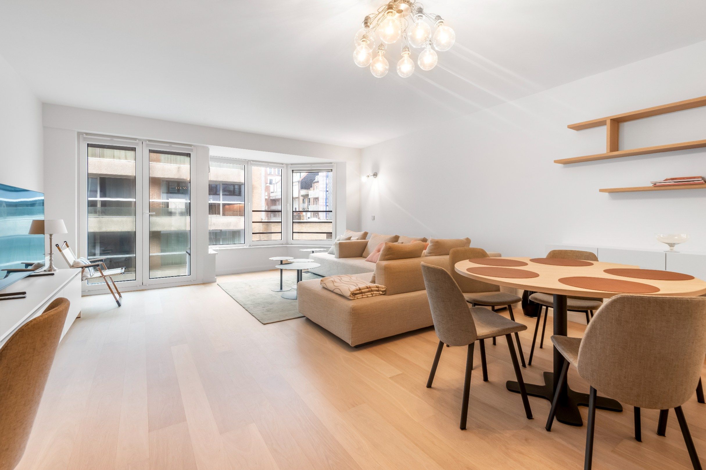 Goed gelegen appartement met zijdelings ZEEzicht dichtbij het Driehoeksplein. Parking te koop op het gelijkvloers. foto {{pictureIndex}}