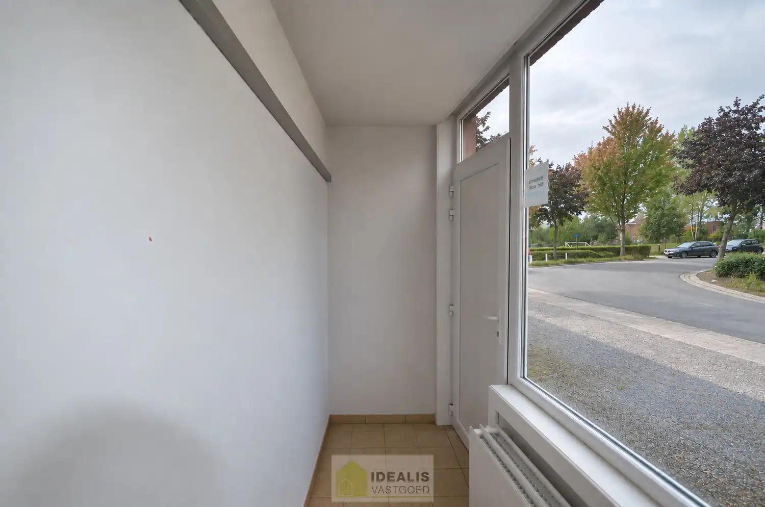IDEALIS VASTGOED - HANDELSRUIMTE OP EEN ZEER GUNSTIGE COMMERCIËLE ZICHTLOCATIE IN HET CENTRUM VAN BERINGEN! Deze handelsruimte van + - 158m² is gelegen langs de Scheigoorstraat  in het centrum van Beringen waardoor het een toplocatie is. Bovendien is er ruim voldoende privatieve parkeergelegenheid voor de handelsruimte. Gemakkelijk te bereiken te voet, per auto én openbaar vervoer en gelegen op een absolute zichtlocatie! foto 4