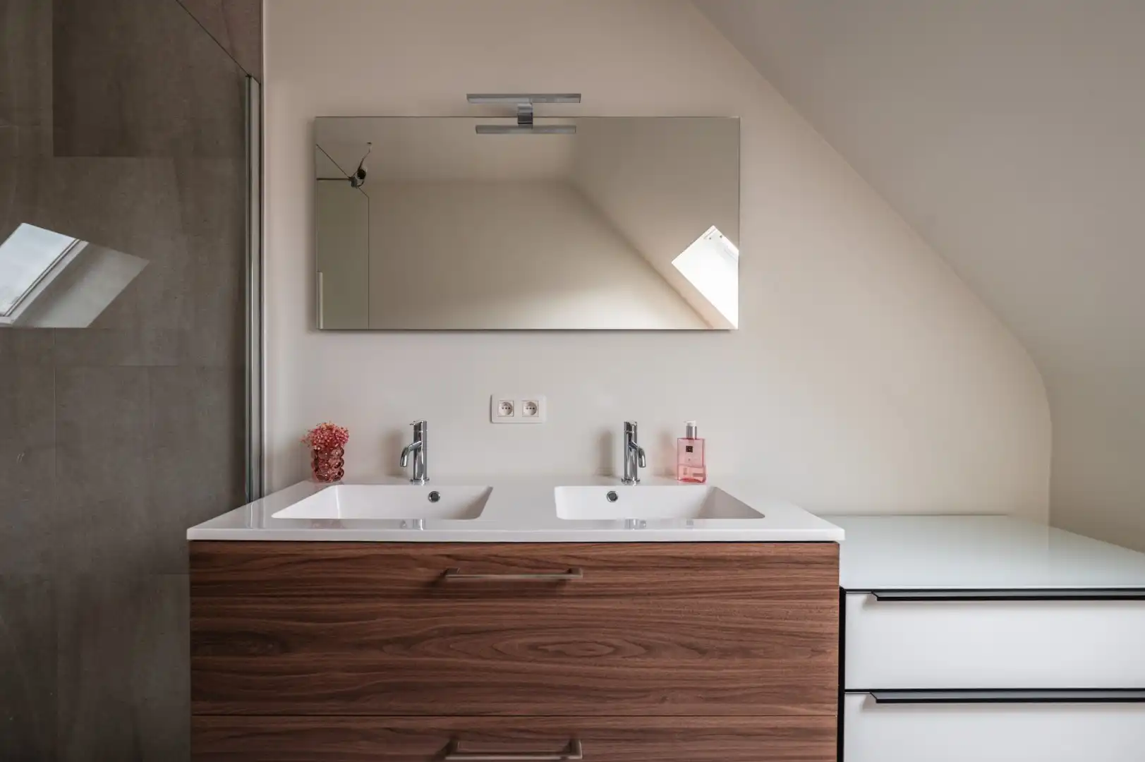 BEN appartement met aangenaam terras, 2 slks, autostaanplaats en direct instapklaar. foto 12