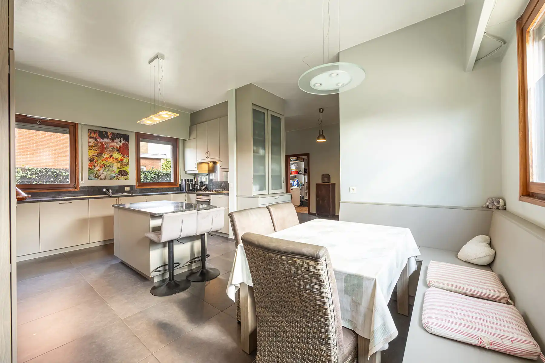 Landhuis met 4 slaapkamers, dubbele oprit en zonnige tuin! foto 7