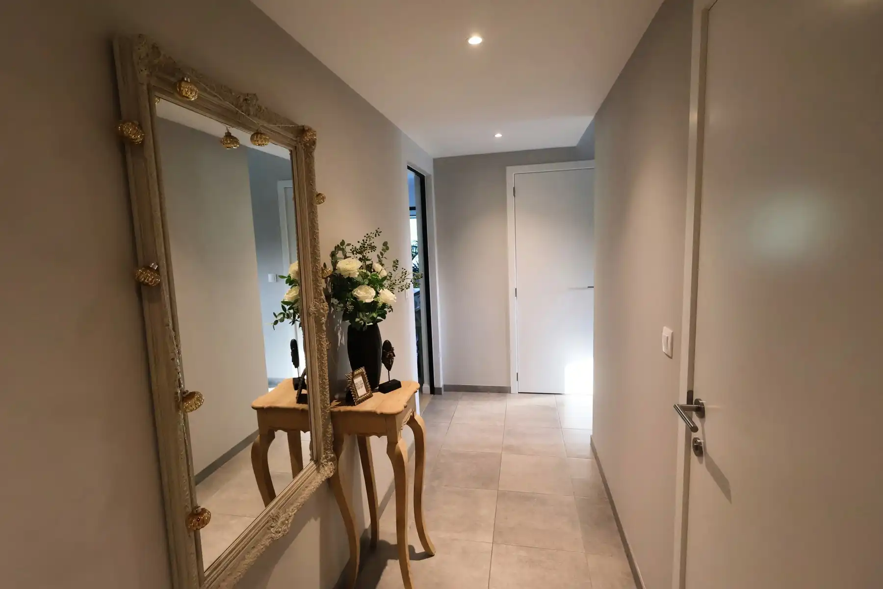 Instapklaar en lichtrijk hoekappartement met 3 slaapkamers foto 2