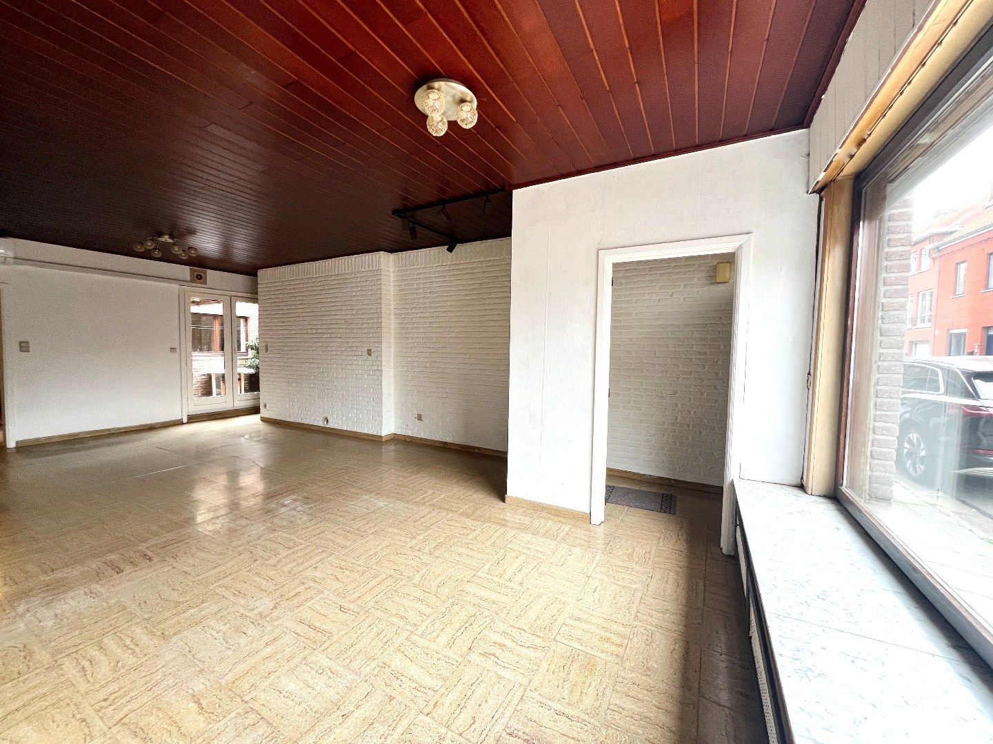 Ruime brede gezinswoning met garage te koop te Harelbeke! foto 2