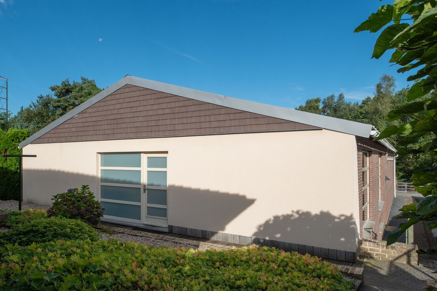 Bedrijfsgebouw met energiezuinige gelijkvloerse woning! foto {{pictureIndex}}