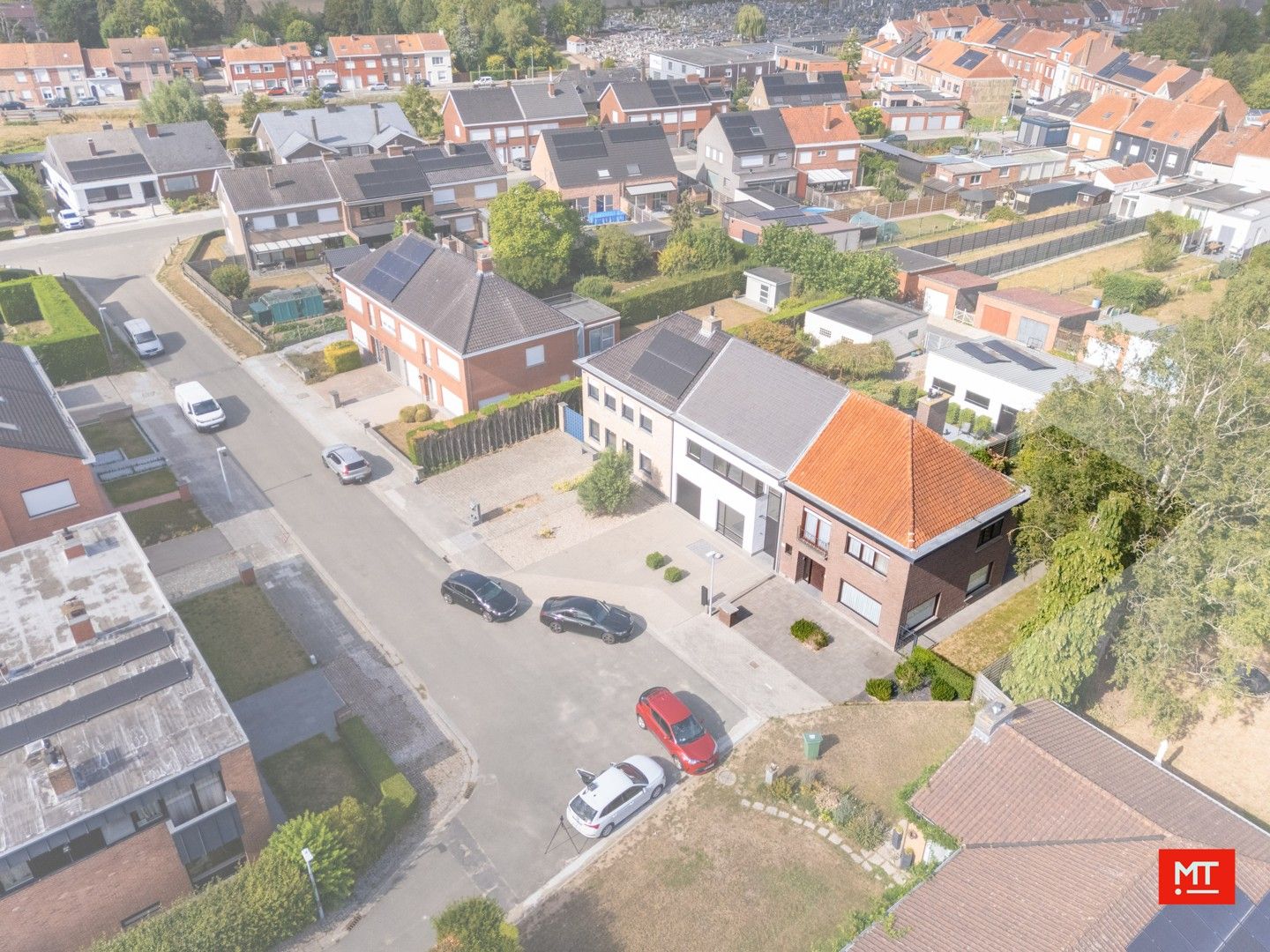 Kloeke, halfopen woning met 3 slaapkamers, garage en tuin op een rustige locatie in Wervik foto 2