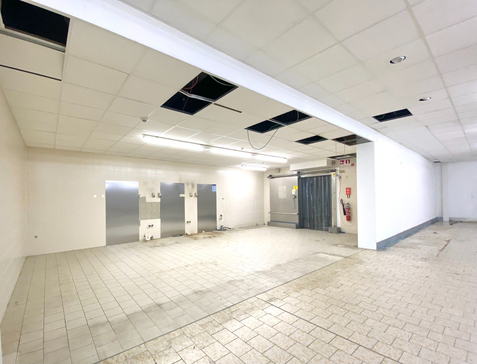 BAANWINKEL / COMMERCIEEL GEBOUW MET PARKING foto 12