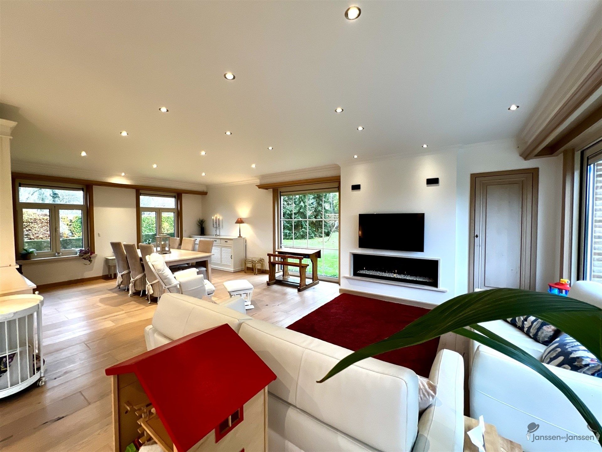 Statige villa in oase van rust foto {{pictureIndex}}