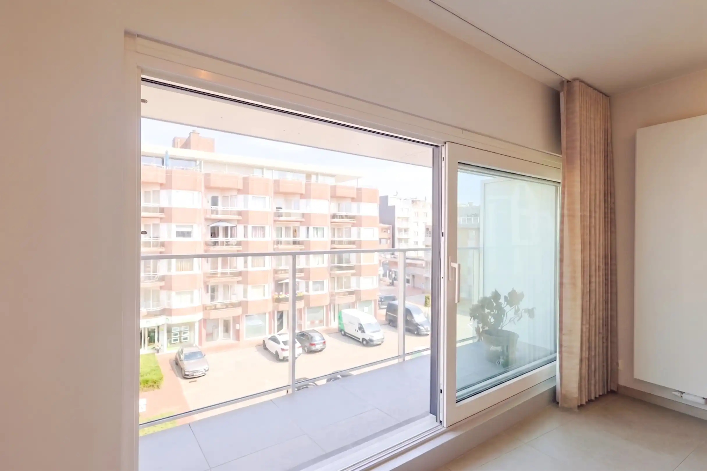 Instapklaar appartement met terras op toplocatie! foto 3
