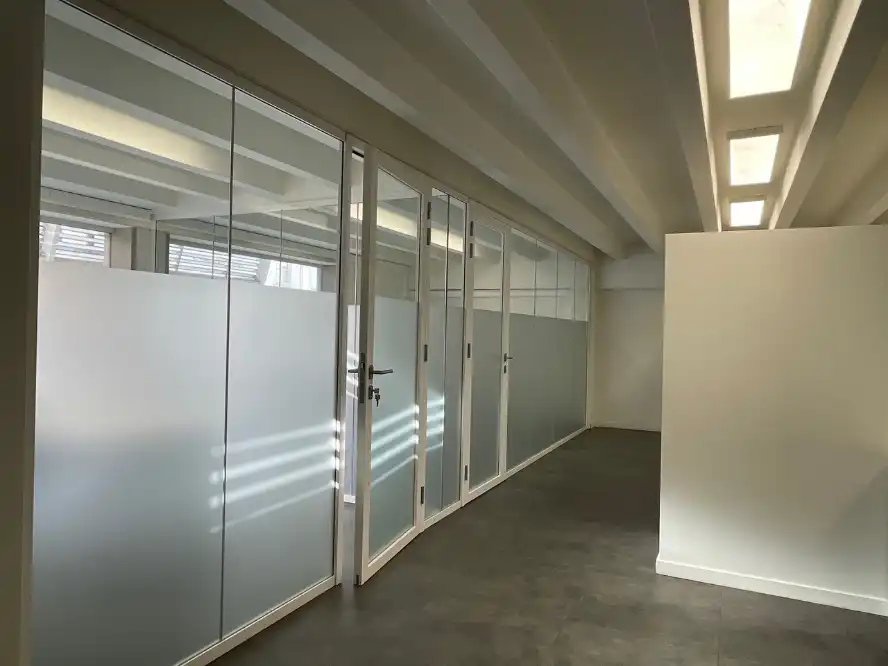 Instapklaar en polyvalent handelspand/kantoor te huur op TOPLOCATIE foto 29