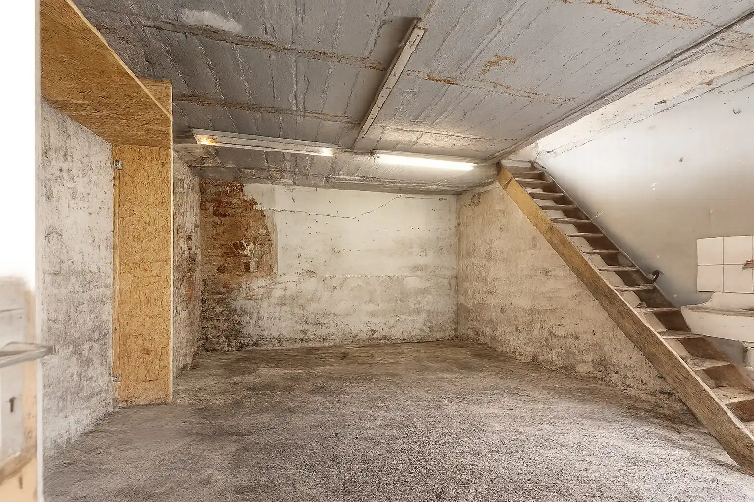 GROTENDEELS GERENOVEERDE GEZINSWONING 2006 MET 3 SLPKS EN TUIN foto 24