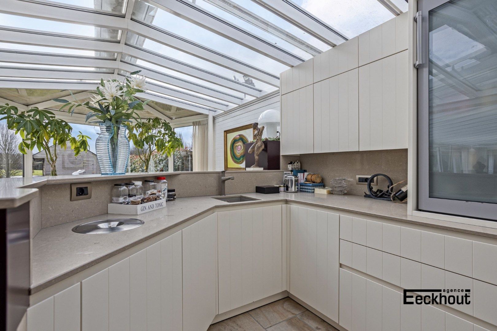 Luxe villa in De Haan met binnenzwembad, 4 slaapkamers, gerenoveerd in 1991, EPC-waarde 222.00, energielabel C, 2 badkamers, 2 garages, perceeloppervlakte 8013  foto 8