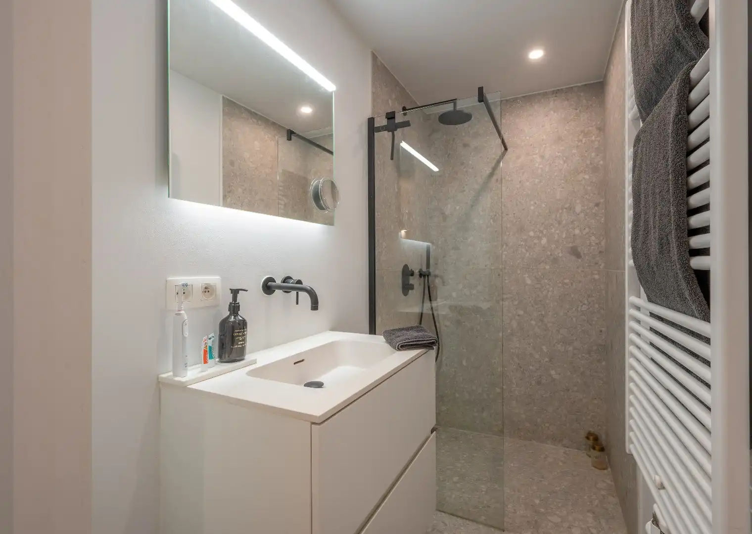 Prachtig gerenoveerd 2-slaapkamerappartement op toplocatie in Knokke foto 8