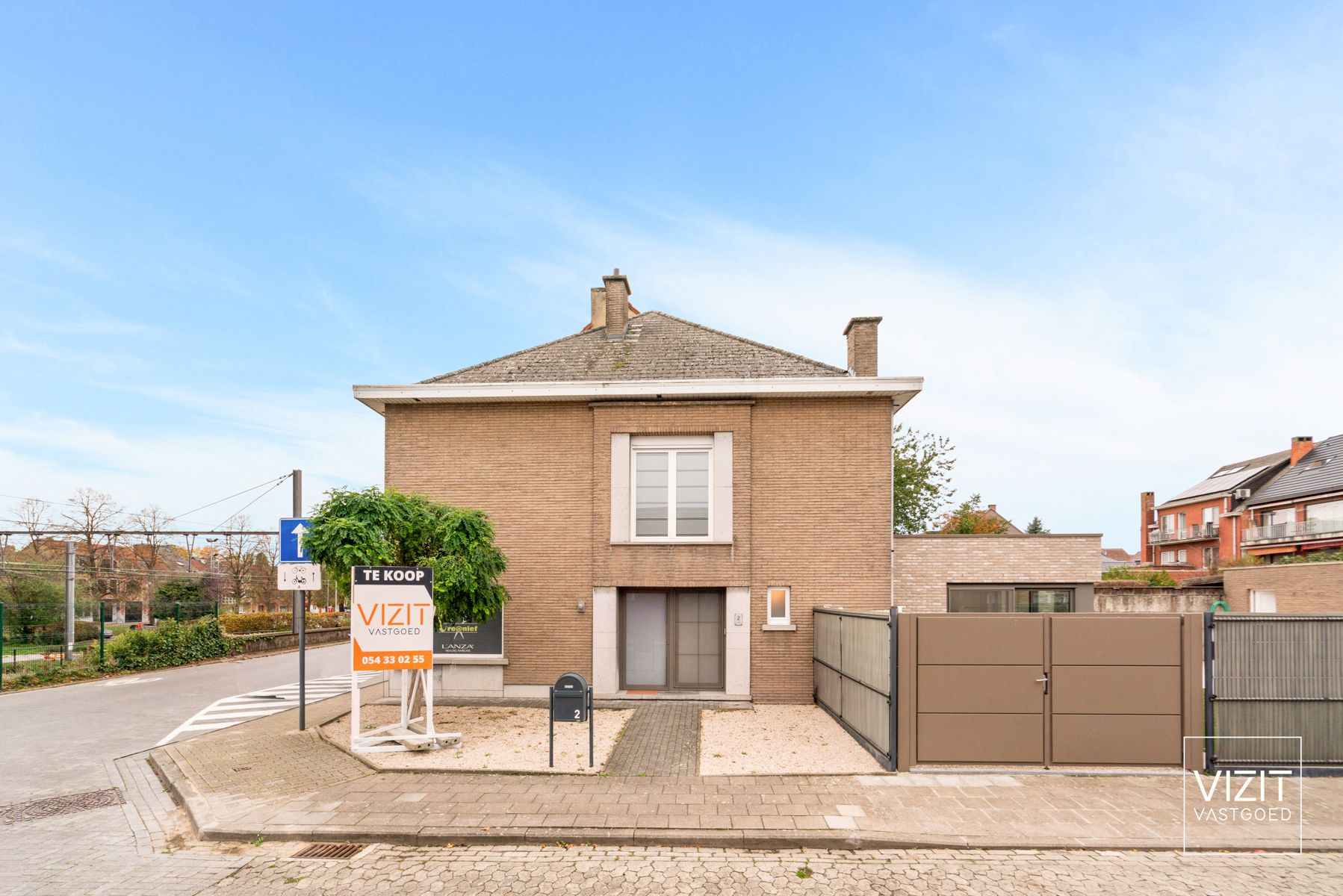 Ruime woning met tuin en garage in rustige woonwijk!  foto {{pictureIndex}}