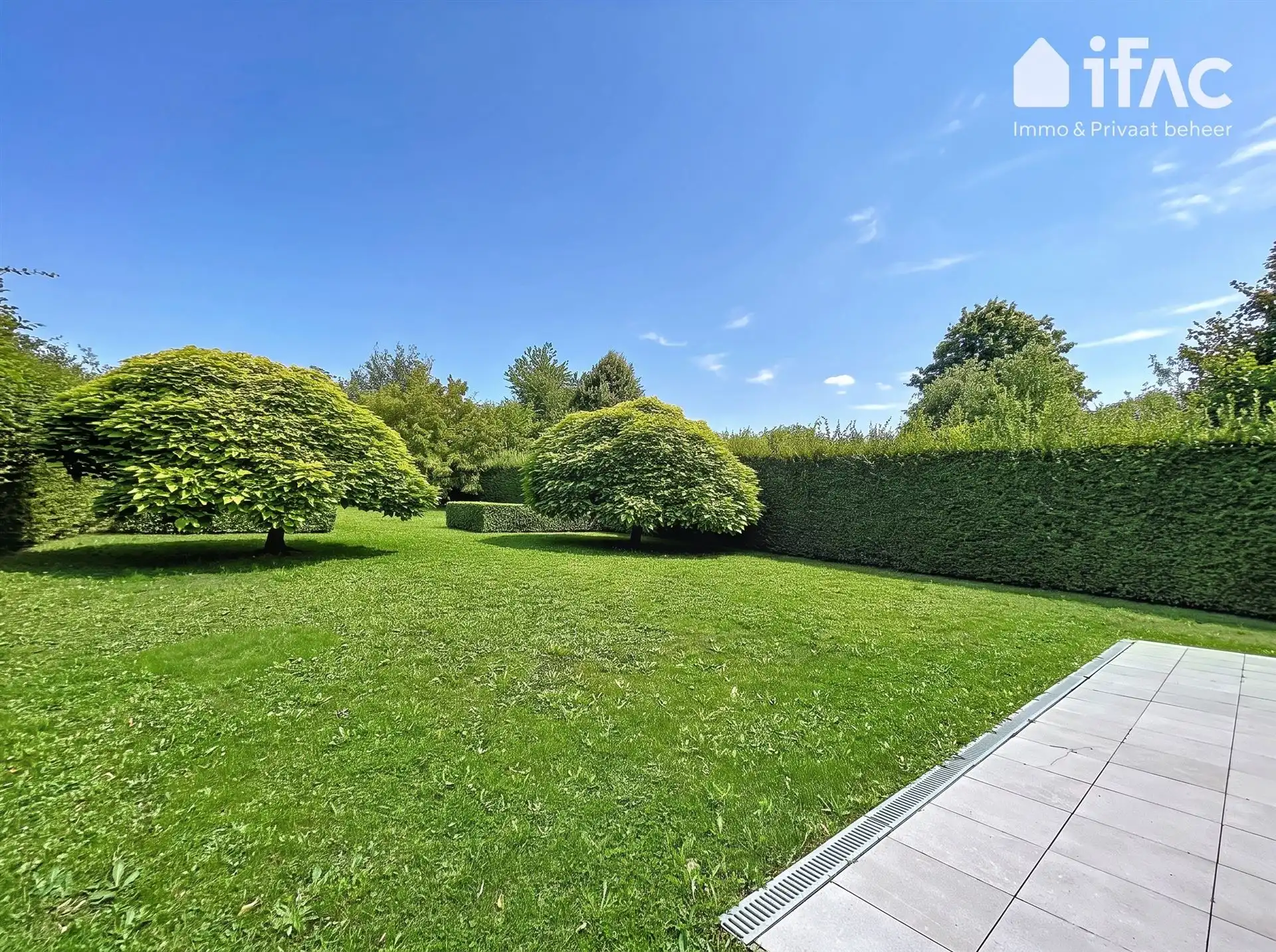 Moderne en ruime villa met mooi aangelegde tuin foto 8