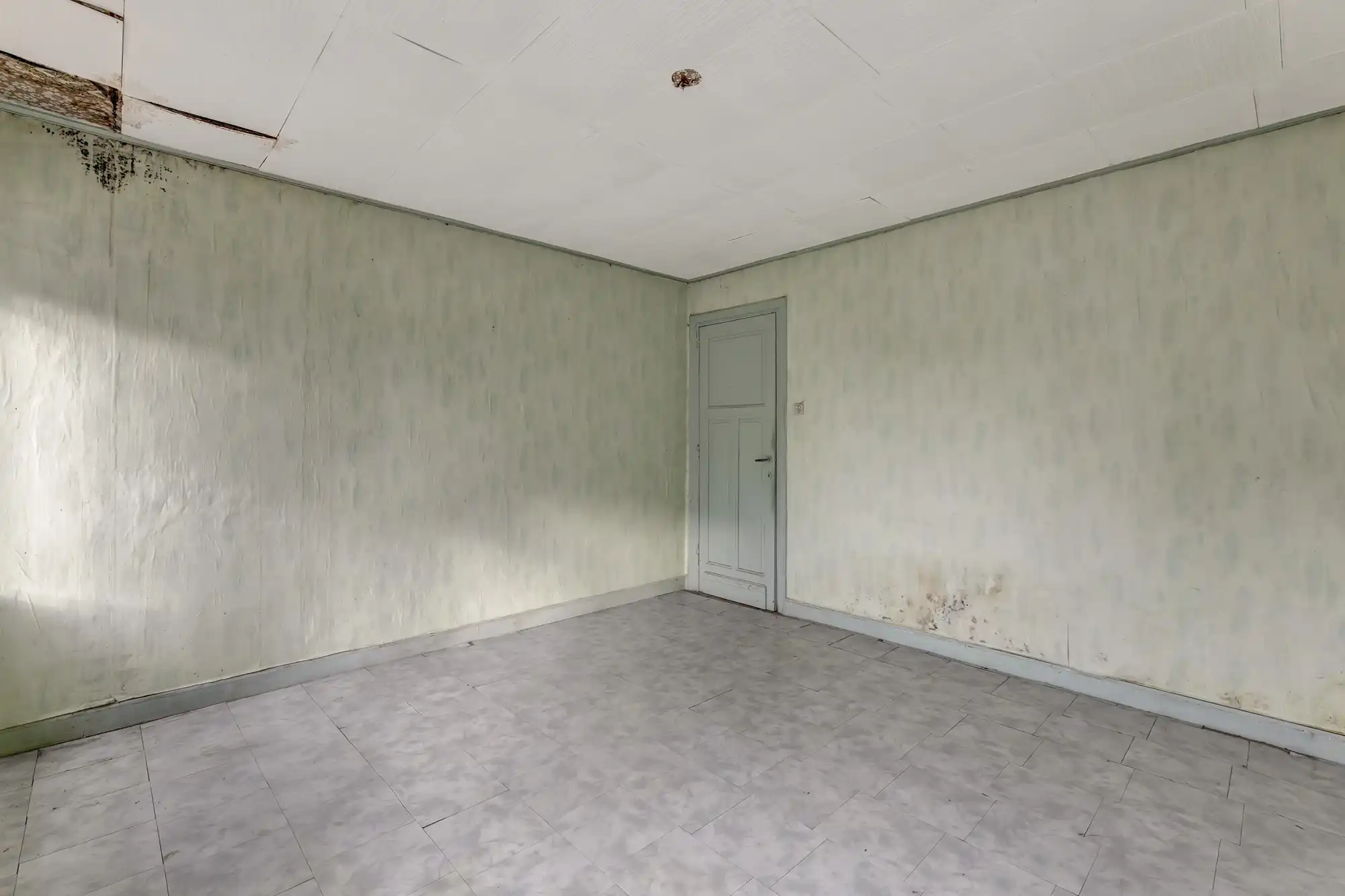 Te renoveren woning met garage en tuin foto 15