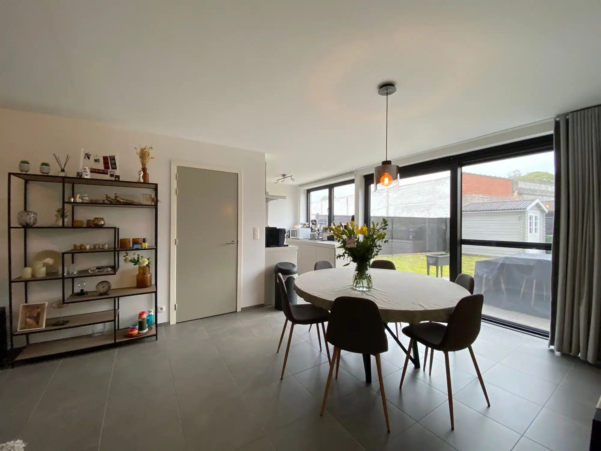 Knap en energiezuinig gelijkvloers appartement met 2-slpk, aangename tuin en een autostaanplaats foto 5