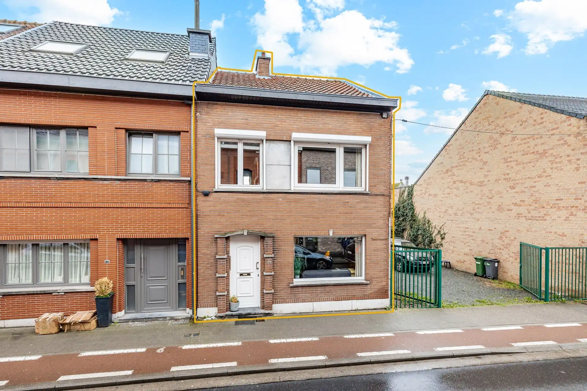 Hoofdfoto van de publicatie: Rijwoning nabij het OLV-ziekenhuis met 3 slaapkamers en tuin