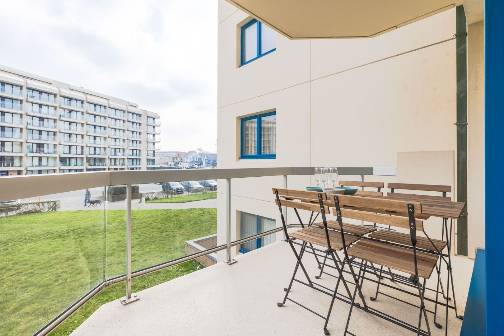 Instapklaar appartement met zuidgericht terras nabij het strand te Nieuwpoort foto 2