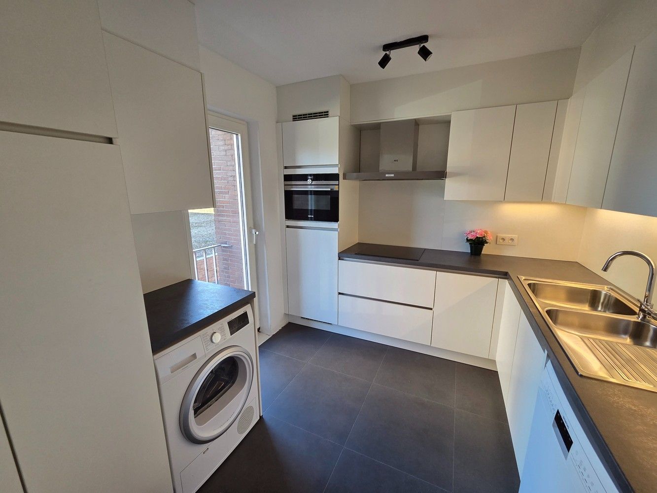 Gerenoveerd appartement met 2 slaapkamers, terras en garagebox te huur in Heverlee foto 2