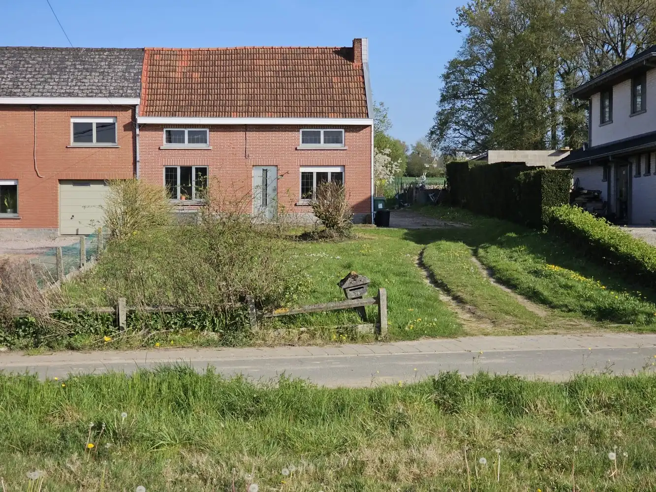 Rustig gelegen te renoveren halfopen bebouwing foto 2