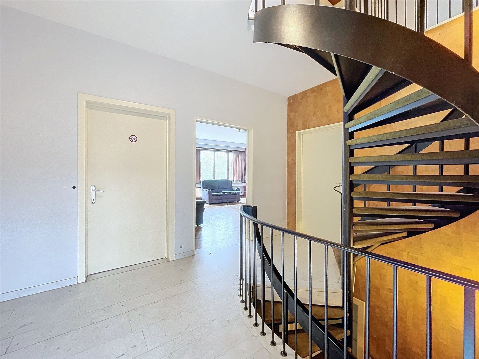 Riant huis (426m²) met 6 slaapkamers en dubbele garage nabij het centrum. foto 3