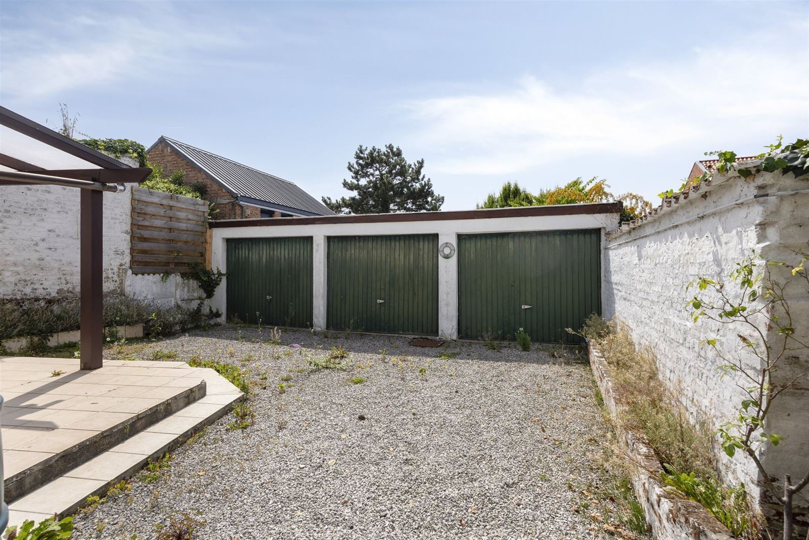 Opbrengstwoning met 2 appartementen en 3 garageboxen foto 2