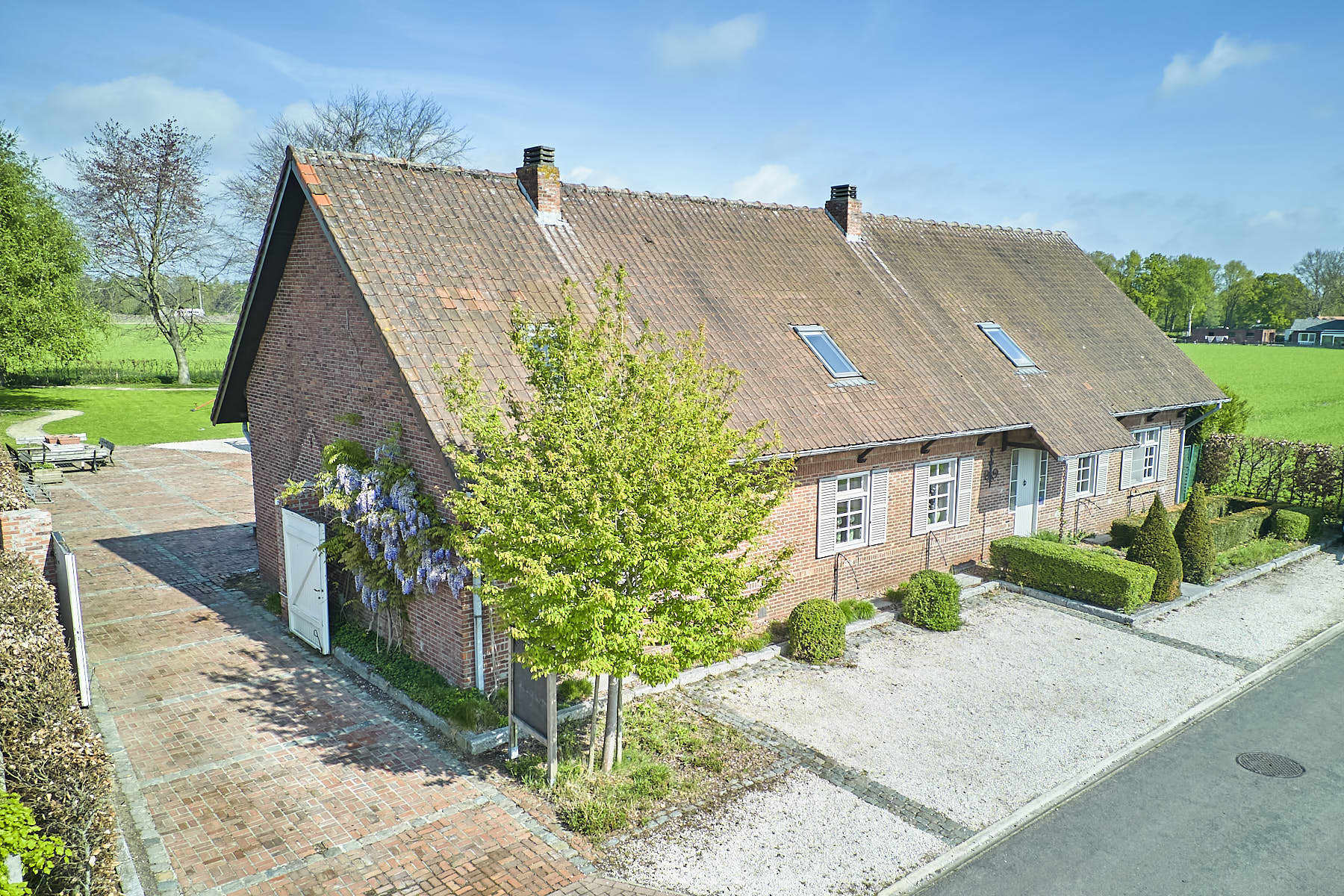 Rustig gelegen karaktervolle hoeve met zicht op de weilanden foto 2