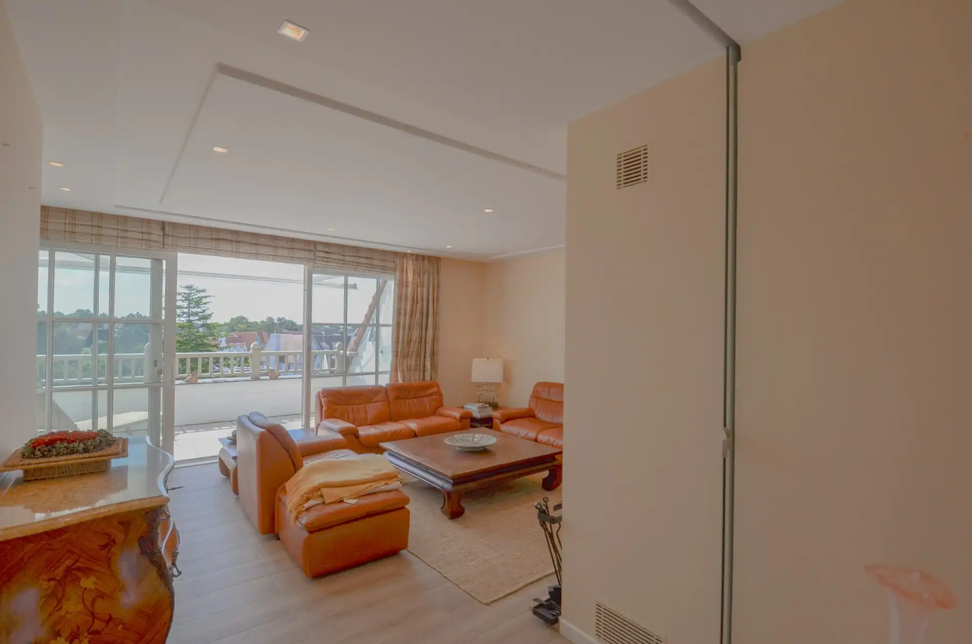 Stijlvol duplexappartement met zonnige terrassen en open zicht op de villa’s van het Zoute. foto 7