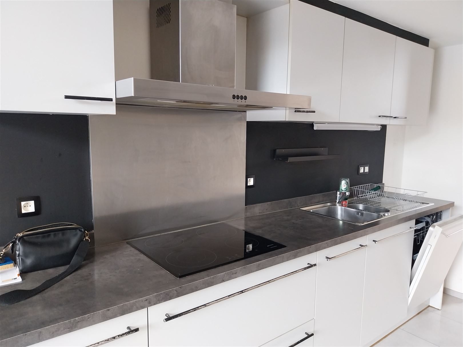 TE HUUR: Gesloten bebouwing in karaktervol gebouw met 2 slaapkamers in Genk! foto 2