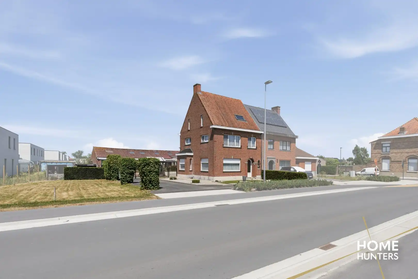 Ruime halfopen bebouwing met loods van 200 m² op een perceel van 919 m² foto 2