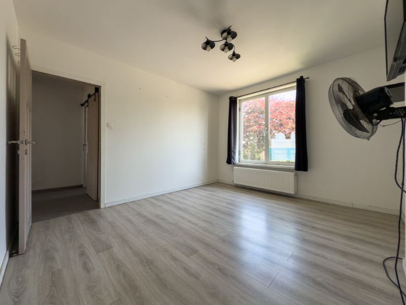 Zedelgem. Centraal gelegen vernieuwde HALF OPEN BEBOUWING met 4 slaapkamers, dressing, garage en bergingen. Ideale ruime gezinswoning met vloerverwarming! foto 7