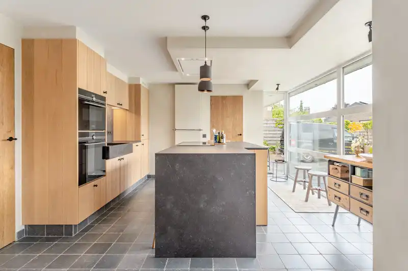Roeselare-Gits. Opportuniteit aan de Bruggesteenweg gelegen. RUIME LUXE VILLA MET KANTOOR & MAGAZIJN , 4 slaapkamers, uiterst commercieel en zichtbaar. Recent vernieuwd ! foto 11