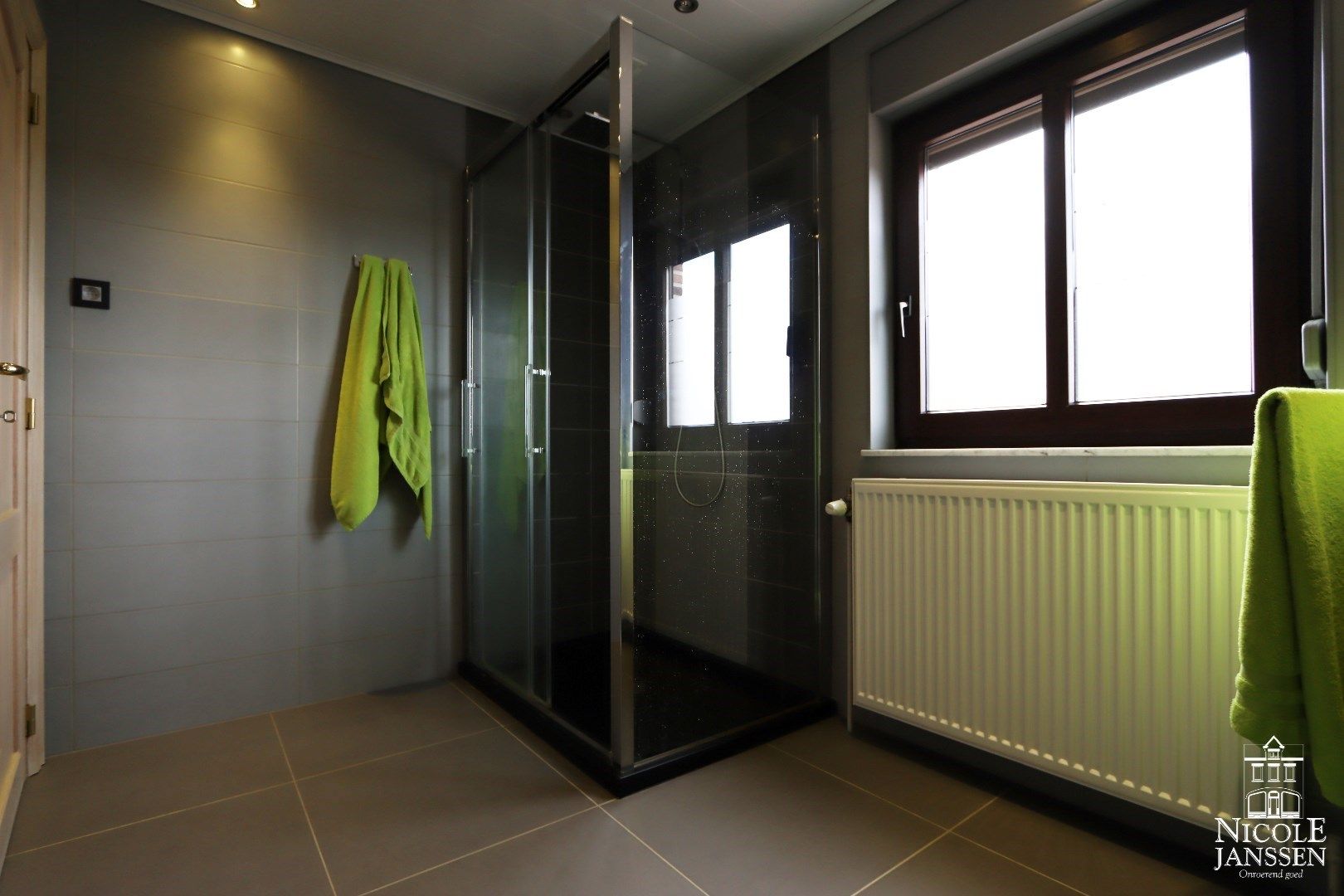 Instapklare gezinswoning met drie slaapkamers, twee badkamers, grote kelder en vrijstaande garage foto 12