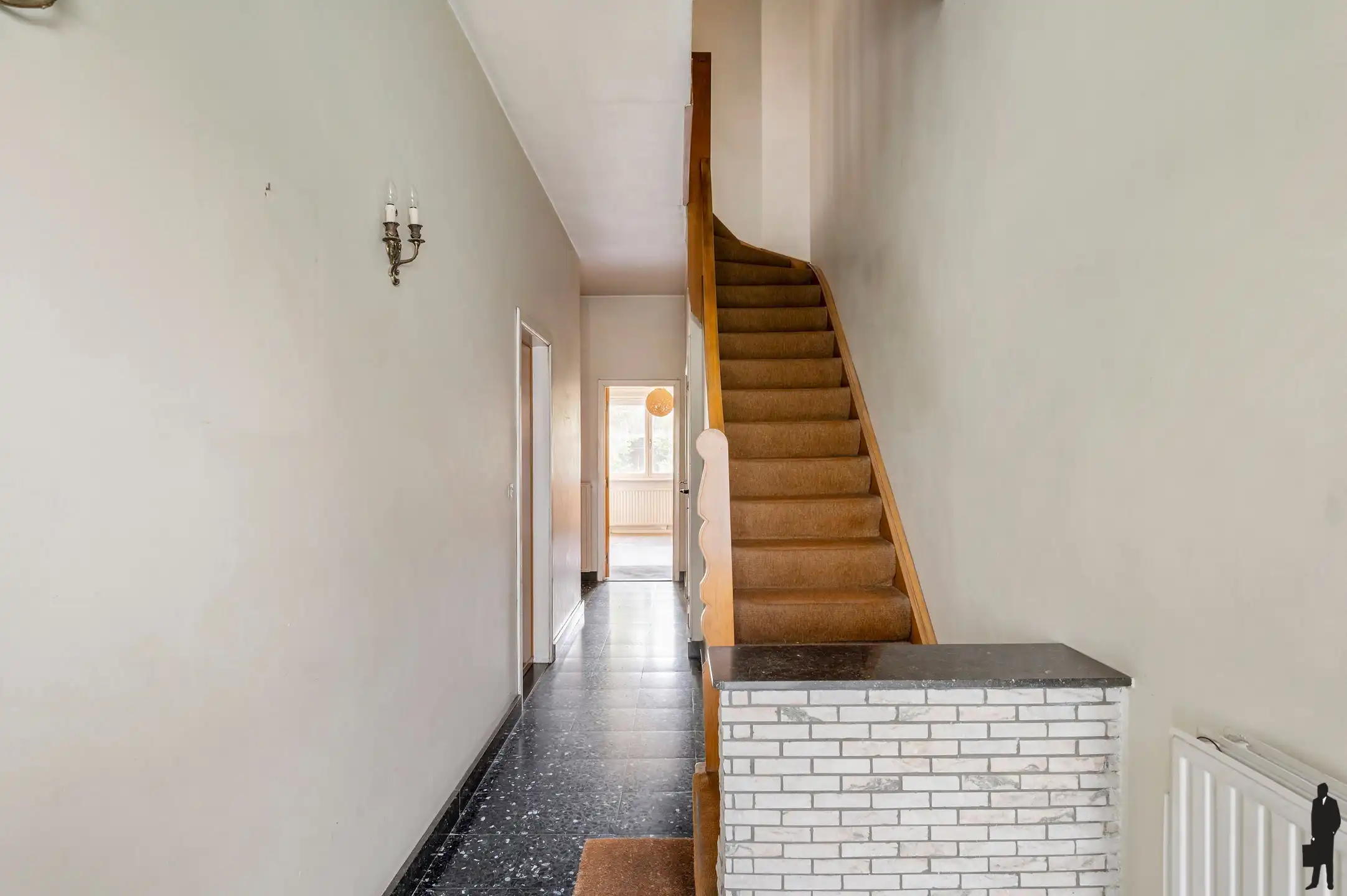 Te renoveren woning met garage én tuin foto 3