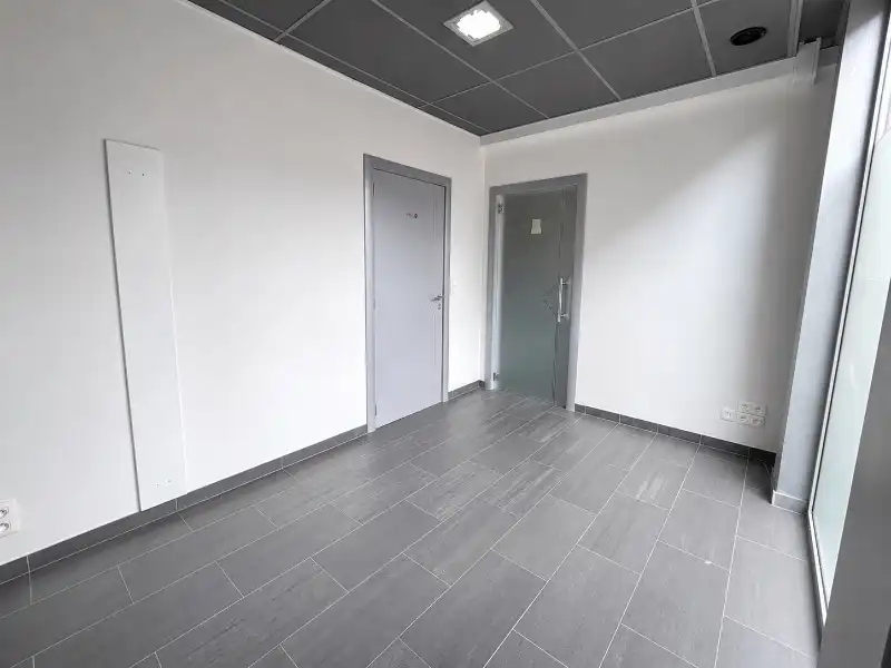 TE HUUR: (Beveren-Waas) veelzijdig pand foto 7