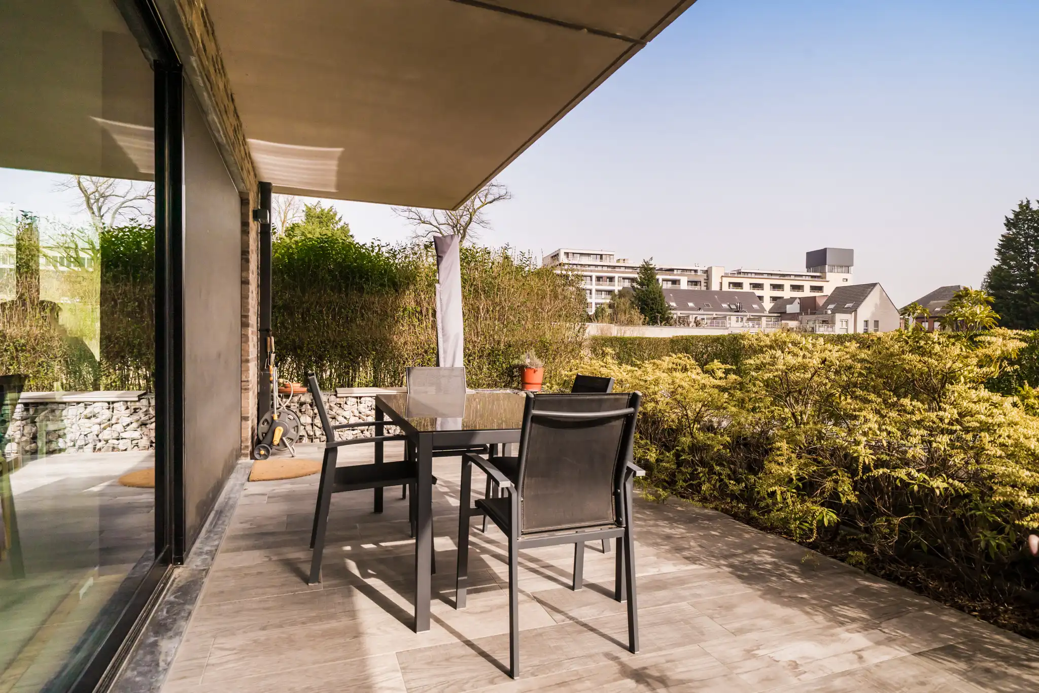 Stijlvol gelijkvloers appartement met 3 slaapkamers en ruim terras in groene, autoluwe woonomgeving foto 5