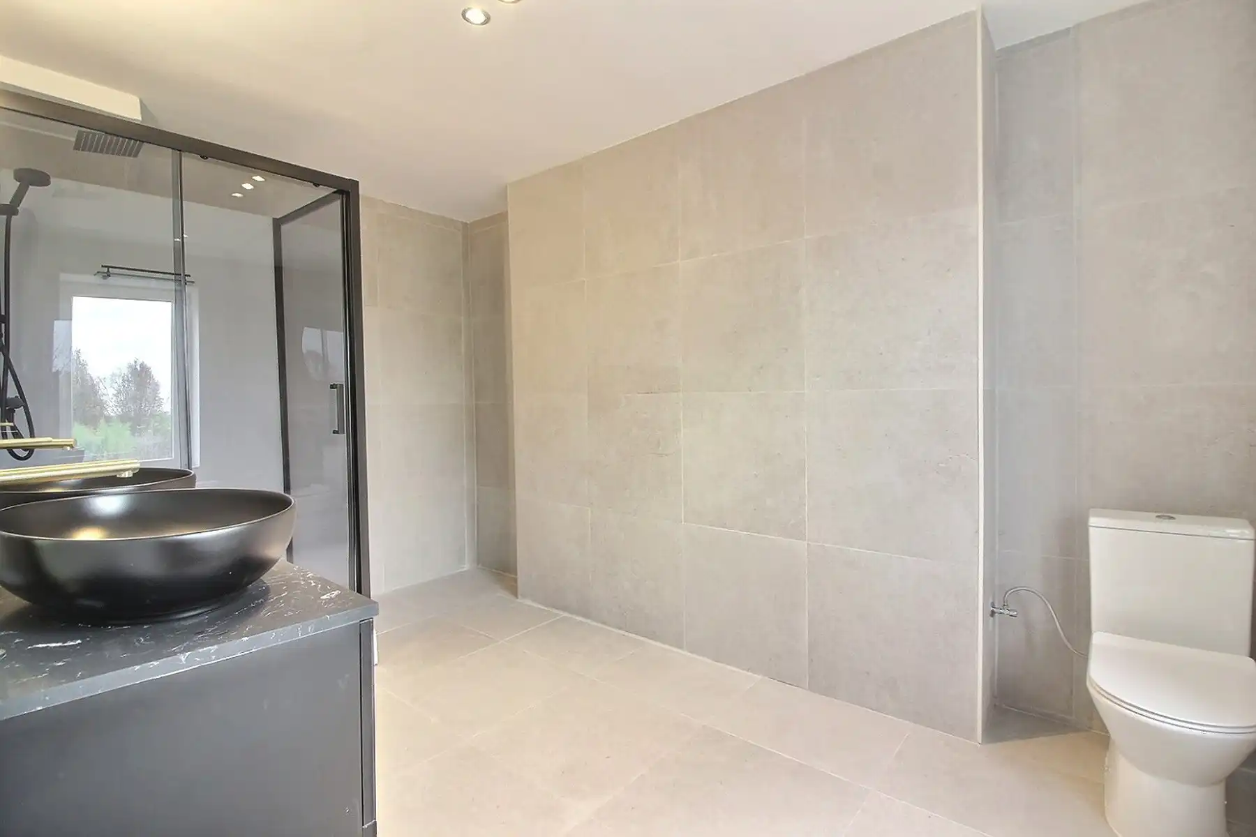 Riante woning met 4 kamers en grote tuin foto 14