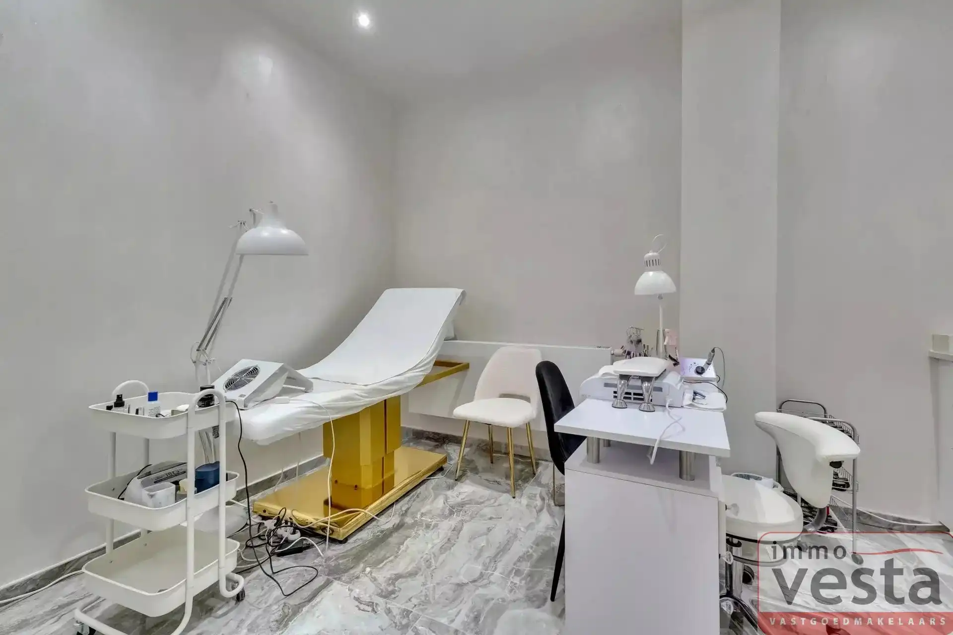 Goedgelegen, volledig gerenoveerd handelspand met woonst foto 9