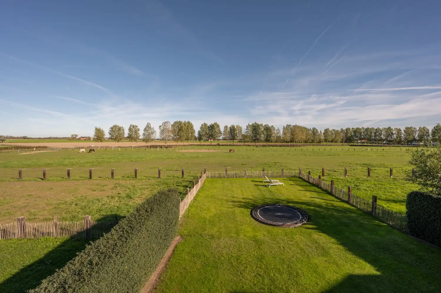 Rustig gelegen koppelvilla met prachtige tuin en open zicht over de weilanden foto 2
