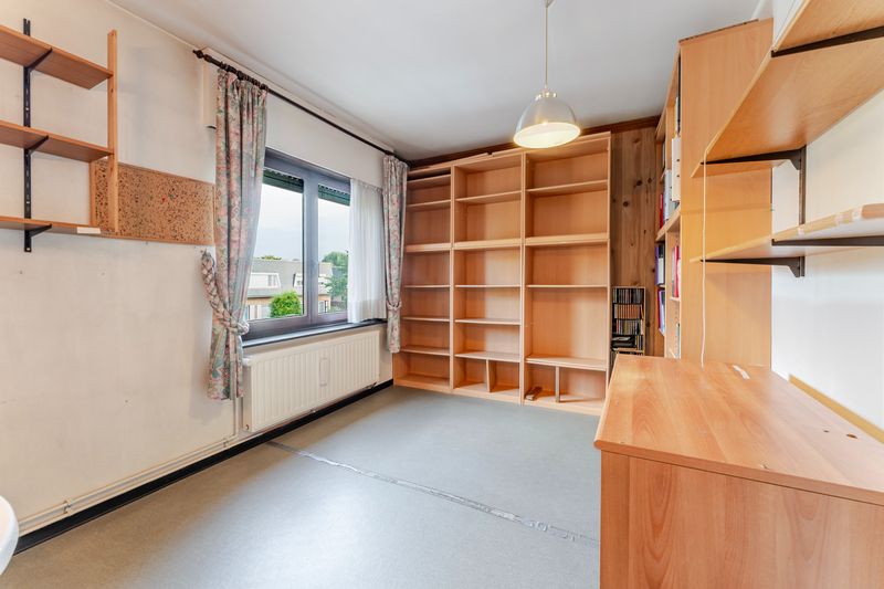 Roeselare-stadsrand. Uiterst verzorgde en goed gelegen woning met 3 slaapkamers en aparte ingang garagestraat. Gunstig EPC & conform elektriciteitsattest ! foto 12